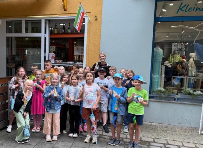 foto_2a_eisessen_abschluss_2._klasse_2025_26.jpg